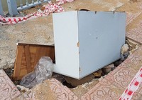 Hố sụt xuất hiện trên vỉa hè kênh Nhiêu Lộc - Thị Nghè