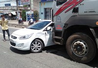 Xe tải húc văng ô tô trên Quốc lộ qua TP.HCM