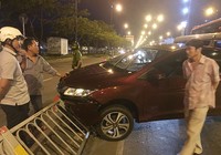 Xe cứu thương húc văng ô tô trên đại lộ