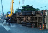 3 người bò ra khỏi xe tải bị lật ở Bình Tân
