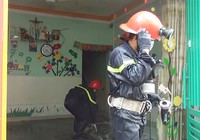Cháy điểm giữ trẻ, hai vợ chồng già tháo chạy ra ngoài