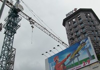 Tay cẩu va ngân hàng ở quận 1, hai xe sang bị hỏng