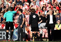 Mourinho ngơ ngác vì bị đuổi