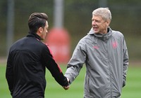 Sao Arsenal cầu cứu… MU