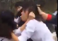 Đánh nhau ngay trước cổng trường trong ngày bế giảng