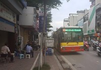 Va chạm với xe buýt, nam thanh niên nhập viện cấp cứu