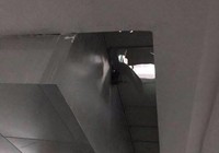 Cháu bé rơi từ độ cao 3 mét xuống hầm để xe