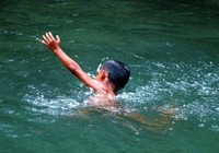 Theo bà đi chăn bò, 3 cháu nhỏ chết đuối thương tâm