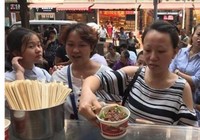 Hỏi cưới được vợ, đại gia TQ tặng đãi 5000 tô mì