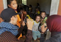 Ngủ nhà sàn, tắm tập thể