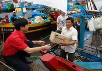 Tặng thiết bị thông tin cho ngư dân 24 tỉnh, thành ven biển