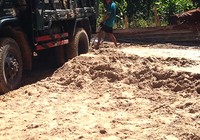 Nạn hút cát lậu làm chết suối Máu