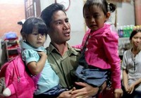 Ngày đầu hai bé trao nhầm bên bố mẹ ruột
