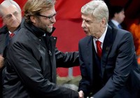 HLV Klopp cười ngạo nghễ, ông Wenger cúi đầu