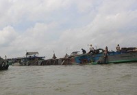 Ghe tàu bịt kín sông Cổ Chiên hút cát