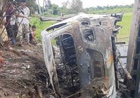 Nghi thôi miên, cả ngàn người vây đốt ô tô