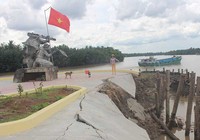 Tượng đài đang xây có nguy cơ đổ sụp xuống sông