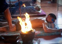 Trải nghiệm massage bằng chân và lửa ở Thái Lan