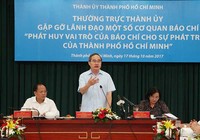 Đặt hàng báo chí cùng chấm điểm chính quyền
