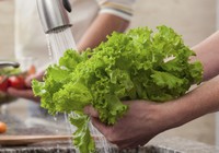 Infographic: Phòng tránh rau củ 'tắm' hóa chất như thế nào?