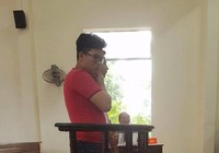 Hai thanh niên lãnh án vì đập kính xe ô tô
