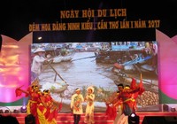 Hàng ngàn người kéo về Bến Ninh Kiều xem Đêm hoa đăng