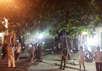 Một người đàn ông tự thiêu trước cửa nhà