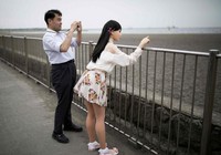 Đã có vợ con, vẫn sống chung với búp bê như người tình