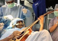 Vẫn chơi guitar khi đang phẫu thuật não