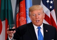Bí mật bên trong ly rượu của Tống thống Trump