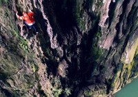 Nữ người nhện, leo vách đá 100m để kiếm sống