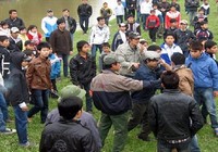 Thấy hô hoán, cả làng quây đánh 2 người mua thuốc lá