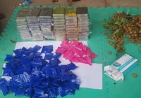 Phát hiện 59 bánh heroin trong thùng nhãn