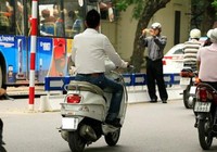 Không chấp hành hiệu lệnh và không đội mũ bảo hiểm xử phạt thế nào?