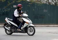 Lái xe, cầm điện thoại nhưng không sử dụng có bị phạt?