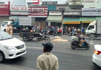 Xe máy kéo hàng va chạm xe tải, hai anh em tử vong