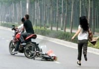Kẻ cướp giật gian xảo và cô gái trẻ bản lĩnh