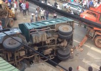 Lật xe tải chở đá đè chết người bán vé số