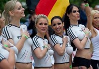Nóng bỏng trận đấu cổ vũ Euro 2016 bằng body painting