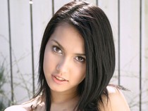 Maria Ozawa già nua, cứng đờ với khuôn mặt căng bóng như búp bê