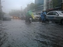 Đà Nẵng: Mưa lớn, nhiều tuyến đường ‘biến thành sông’