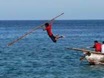 Cận cảnh săn cá voi truyền thống: Nguy hiểm như phim