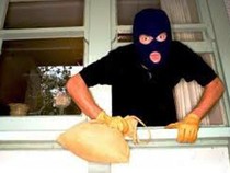 Cạy cửa lấy trộm tài sản gần 200 triệu đồng