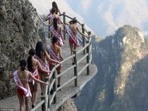 Màn catwalk ở độ cao 2.000m của thí sinh hoa hậu bikini