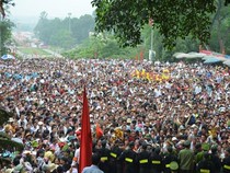 Biển người chen chân dâng hương tại Đền Hùng