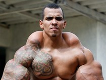 Vận động viên thể hình liều mạng để có cơ bắp giống Hulk