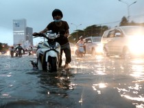Sài Gòn ngập như sông, người dân 'bơi' về nhà
