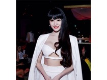 Linh Chi nâng vòng một để phục vụ công việc