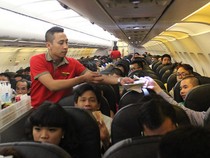 Trên những chuyến bay (kỳ 3): Tiếp viên hàng không- phía sau những nụ cười...