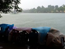 Hà Nội: Người dân đội mưa đi xem pháo hoa